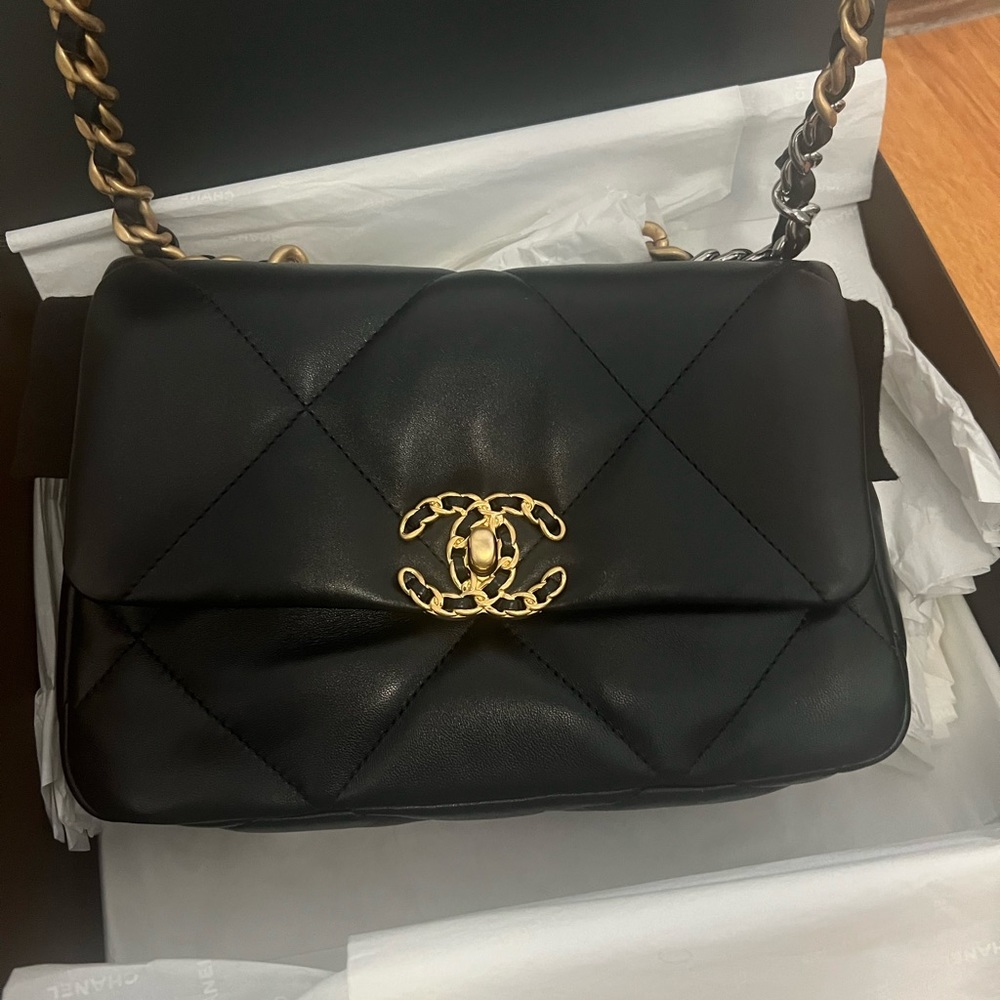 CHANEL 19 BRAND NEW